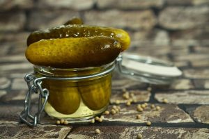 Чому хочеться квашених огірків: що насправді сигналізує тіло