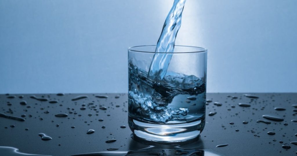 Чи можна пити воду на ніч