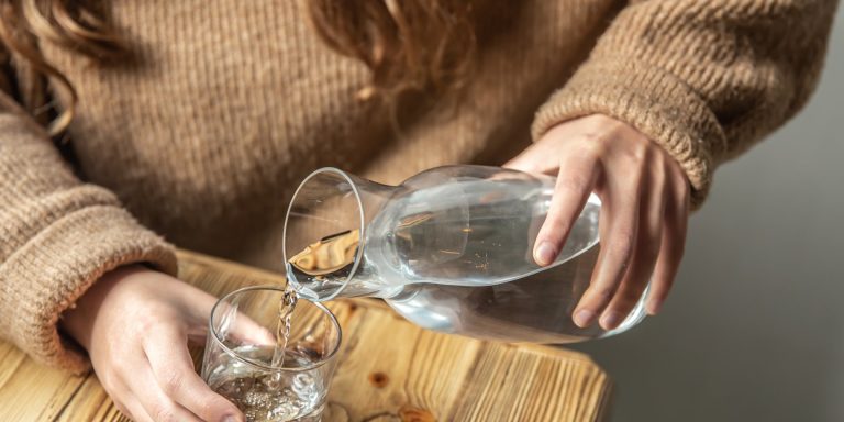 Чи можна пити воду під час їжі: міфи і реальність
