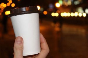 Одноразові стаканчики виділяють мікропластик у гарячі напої