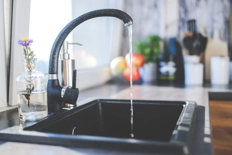 Гаряча вода з крана: чому її не готують для їжі