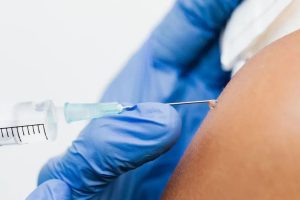 Moderna и Merck: персонализированная вакцина снизила риск рецидива меланомы на 42%