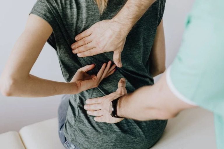Сидячий спосіб життя: тиха епідемія болю в спині та гриж
