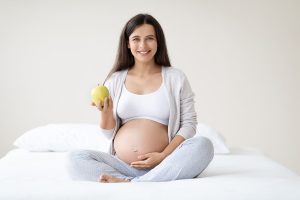 Яблука при вагітності: користь, норма і ризики